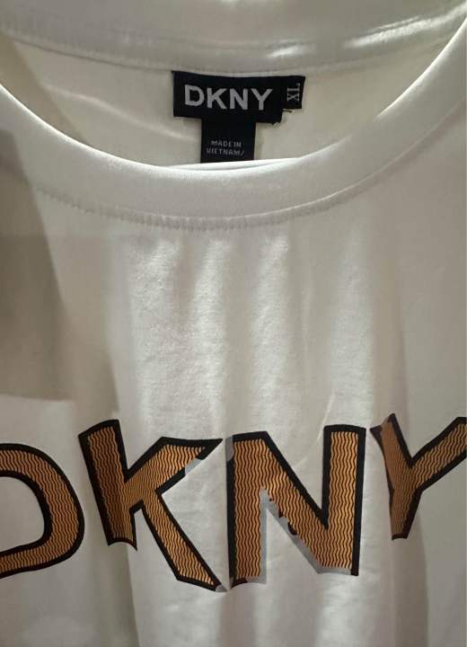 dkny-เสื้อยืด-คอกลม-แขนสั้น-สีขาว-จาก-outlet