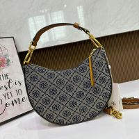 กระเป๋าคล้องแขน สะพายลายโมโนแกรม tory monogram mini crescent bag 001