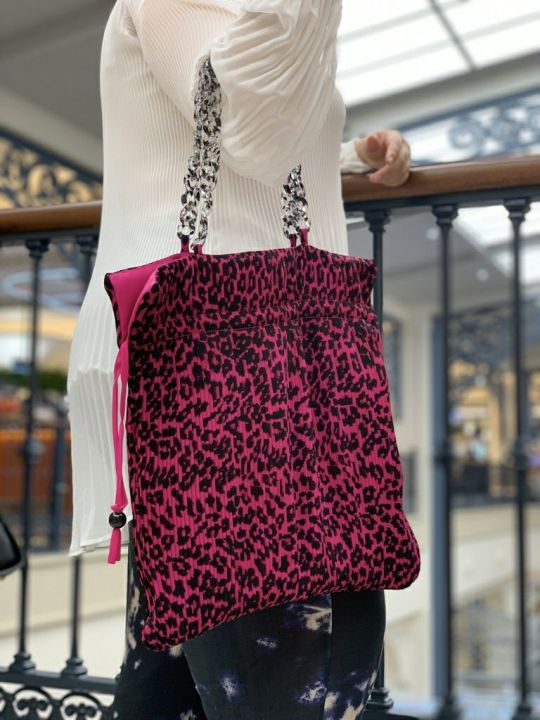 teller-of-tales-กระเป๋า-tote-bag-รุ่น-leopard-pink-สายโซ่อะคริลิค