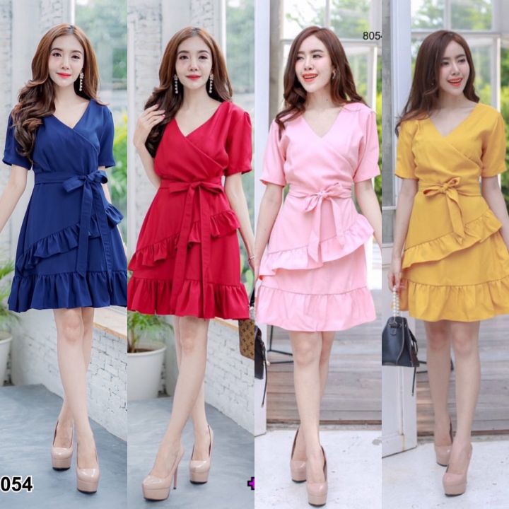 8054-ชุดเดรสสั้นคอวีแขนสั้น-สีกรม-ขาว-แดง-เหลือง-ชมพู-นางแบบใส่งานขายจริง