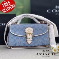 กระเป๋าสะพาย
Coach Kleo Top Handle In Signature Chambray/C8513