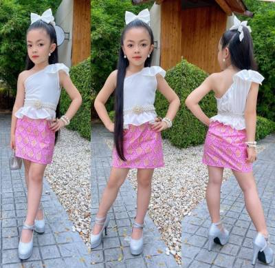 ชุดไทยประยุกต์เด็ก ชุดไทยเด็กใส่ไปโรงเรียน ชุดไทยสีชมพู ชุดไทยประยุกต์เสื้อแขนกุดโบว์ใหญ่ +กระโปรงสั้น พร้อมโบว์ผูกผม (ไม่รวมเครื่องประดับ)