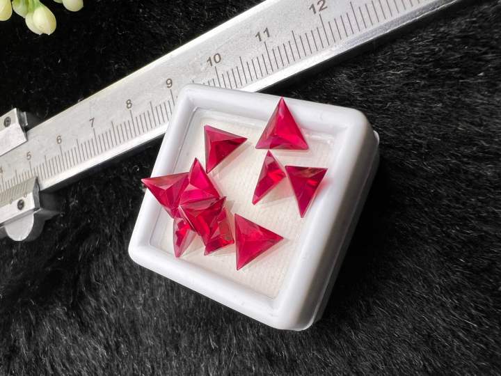 ทับทิมของเทียม-สีแดง-lab-ruby-brilliant-color-corundum-triangle-cut-5x5mm-6-pcs