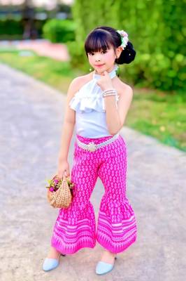 รหัสIng ชุดไทยประยุกต์ เสื้อผูกคอ กางเกงขาบาน สีชมพู ชุดไทยเด็กผู้หญิง