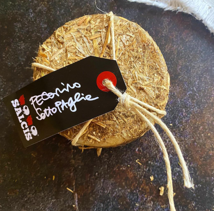 นำเข้าจากต่างประเทศ-cheese-pecorino-toscano-seasoned-and-wrapped-in-straw-salcis-500gr