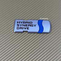 โลโก้ * เพลง HYBRID งานอลูมิเนียม ขนาด* 3.2 x 8.5 cm ด้านหลังมี  กาว 2 หน้า พร้อมใช้งาน