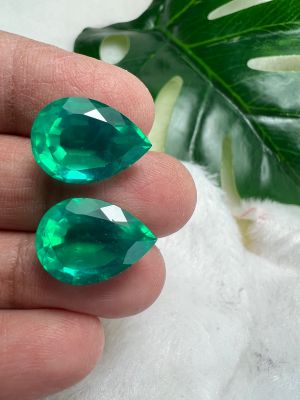 พลอย มรกต โคลัมเบีย Green columbiamerald lab made PEAR shape 13X18 มม mm..21 กะรัต 2เม็ด carats (พลอยสั่งเคราะเนื้อแข็ง)