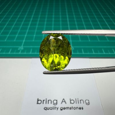 พลอยเพอริดอต (Peridot) 7.05 ct (13x11x7.2mm) จากพม่า สีเข้มไม่ดำ สวย ไฟเต็ม มีตำหนิตามธรรมชาติแต่เล่นไฟดีมาก