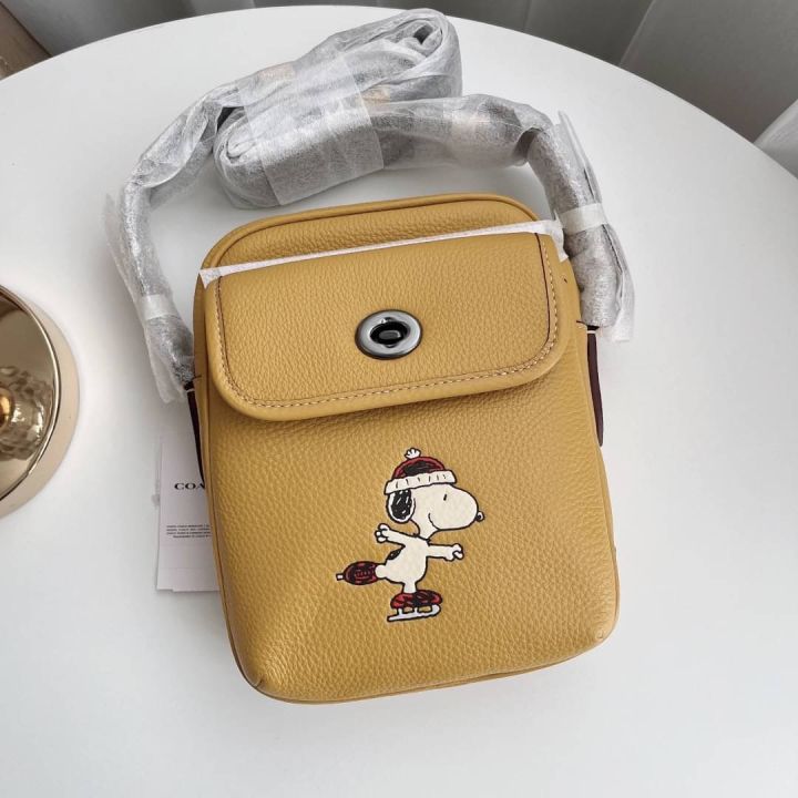 ของแท้100-กระเป๋าสะพาย-coach-ce613-coach-x-peanuts-heritage-crossbody-with-snoopy-motif