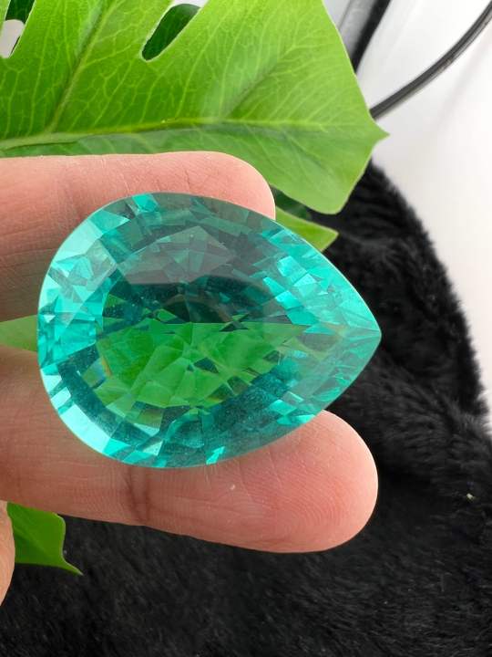 พลอย-รูป-หยดน้ำ-สี-บลู-31x26-มม-1-เม็ด-59-กะรัต-carats-พลอย-สี-green-yag-paraiba-ขนาด-color-gemstone-pear-shape-1-piece
