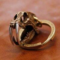 [Handmade] WONDROUS Saber-toothed Cat Skull เขี้ยวทำจากเงิน กระโหลกทำจากทองเหลือง 35*25*12mm พวงกุญแจ/สร้อยคอ