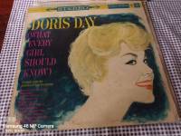 แผ่นเสียง 12นิ้ว DORIS. DAY  THE EVERY GIRL SHOULD KNOW ปกVG ปกด้านบนขาด แผ่นหน้า1 VG++  หน้า2VG+ MADE IN USA