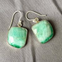 ต่างหูมรกต ( Emerald Jasper ) หินเเท้ ? 

เนื้อสวยสะอาด เป็นเนื้อธรรมชาติของมรกตไล่โทนสีเขียว จากสีเขียวอ่อนไปสีเขียวสดได้สวยมาก ตัวเรือนเงิน 925