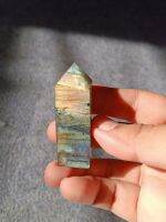 Labradorite ?ลาบราโดไรต์ "หินพ่อมด" เล่นแสง แฟลชน้ำเงิน เหลือง ฐานมีรอยบิ่น น้ำหนัก 30 g สูง 5.3 cm ฐาน 1.5×1.7 cm