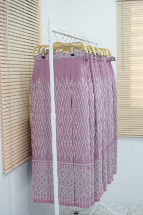 ผ้าถุงสำเร็จ-ผ้าถุงสำเร็จซิปข้าง-ทรงป้ายจิตรดาสีชมพู-ทอลาย-ซับกาว
