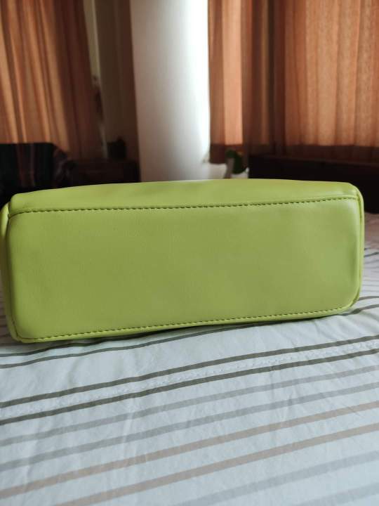 กระเป๋าสะพาย-และถือ-pomelo-รุ่น-comfly-สีเขียวมะนาว-สวยจี๊ดจ๊าด
