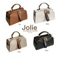 Jolie bag ?? Casual style &amp; Practical เรียบๆ ใช้งานง่าย เป็นทางการก็ได้ วันสบายๆก็สะพายชิลๆ  จุดเด่นคือหนังนุ่มมากกกก Pu premium ชนิดนุ่ม กึ่งเงา สัมผัสดีมาก ดีเทลละเอียดมากก งานตัดเย็บเรียบร้อยทุกจุด หมุดรองฐาน 4 จุด มีช่องเก็บของทุกมุม จัดค่า