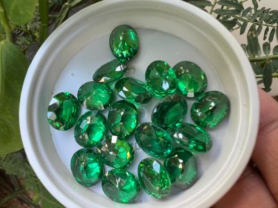 เพชรรัสเซีย เนื้อแข็ง พลอย Green Emerald  OVAL SHAPE น้ำหนัก  กะรัต carats (1 เม็ด carats ) ขนาด 5X4 mm แพซ พลอย LAB MADE 100%