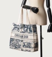 Dior ถุงผ้า CANVAS  VIERA CANVAS  BAG
มีลายทั้ง 2 ด้าน 
มาพร้อมถุงพลาสติกเเบรนด์ Dior 
#สินค้าพรีเมี่ยมเเท้จากชุดน้ำหอม #Dior