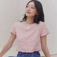 POCKETWOOD - Tart Crop Top 2 สี เสื้อยืดครอปคอปาด ดีเทลเย็บปลายหยักที่ปลายแขนเสื้อ,ชายเสื้อ ผ้าพิมพ์ลายเชอร์รี่ ผ้ายืดหยุ่นสูง