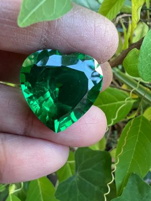 Lab Emerald Heart 20mm- 24.5cts  พลอยอัด มรกต สีเขียว  สังเคราะห์ ขนาด 20x20 มม 24 กะรัต 1 เม็ด Synthetic stone green emerald