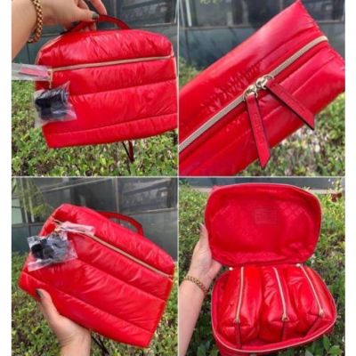 - กระเป๋า Estee Lauder ผ้าสังเคราะห์สีแดง    ขนาด กว้าง x ยาว x หนา : 21.5x30x 10 cm