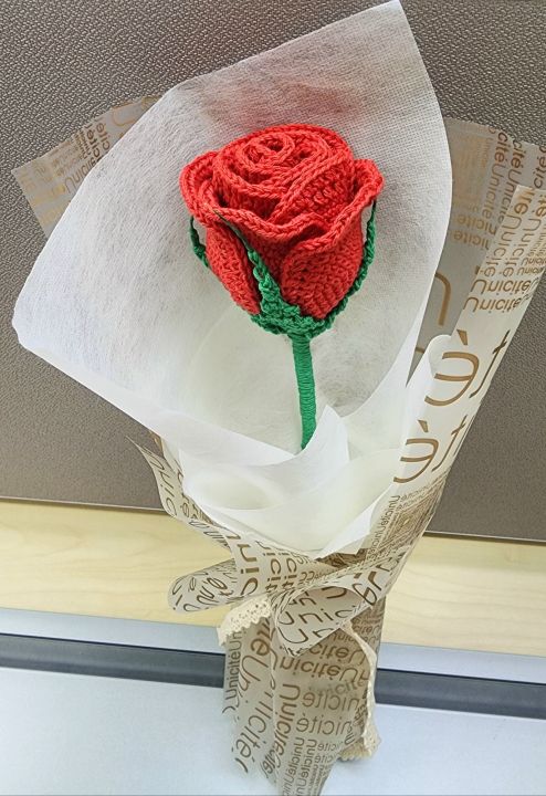 ดอกกุหลาบแดงโครเชต์-จัดช่อดอกเดี่ยว-งานแฮนด์เมด-งานฝีมือ-red-rose-crochet
