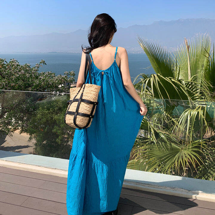 ชุดเดรสชายหาดใส่เที่ยวต้าหลี่ยูนนานสำหรับผู้หญิงชุดเดรสสายเดี่ยวทรงหลวมจับจีบสีฟ้าไคลน์สำหรับวันหยุดพักผ่อนริมทะเลซานย่าสำหรับฤดูร้อน
