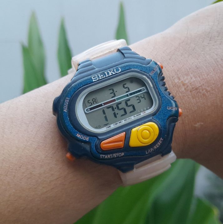 Đồng hồ seiko điện tử dáng độc lạ 