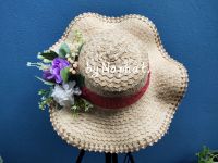 หมวกแฟชั่น หมวกดอกไม้ หมวกไปเที่ยวทะเล หมวกสานใบลาน หมวกวินเทจ หมวกสานใบลานทรงปีกเว้า ประดับด้วยดอกไม้ประดิษฐ์ขนาด 16นิ้ว งานแฮนด์เมด