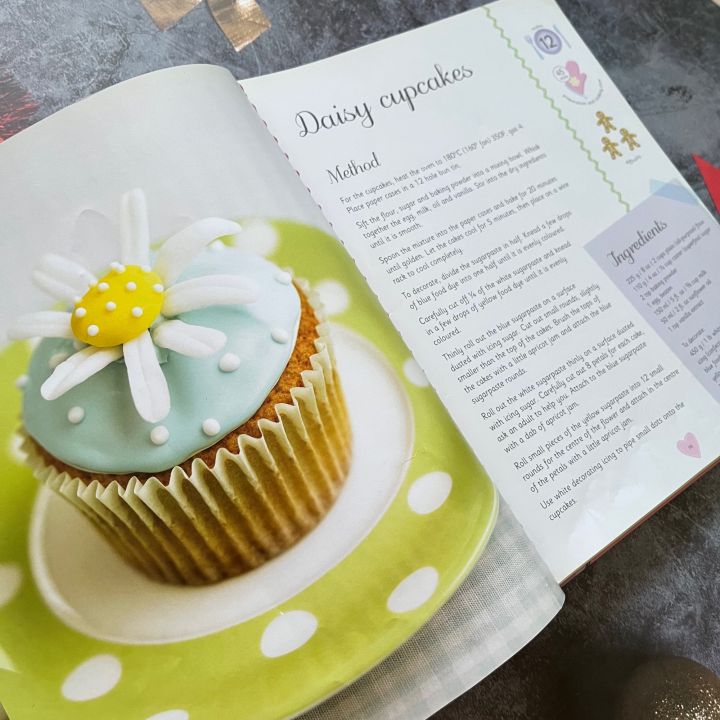 หนังสือสอนทำเบเกอรี่-igloo-gorgeous-and-girly-recipes-cupcake-book-for-girls-cookbook-cakes-homemade