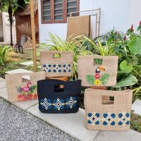 BAANSTRAW กระเป๋าถือทรงสลิมแฮนด์เมดจากวัสดุธรรมชาติพิมพ์ลายนกอีโค Slim Handbag Handmade From Natural Material Eco Birds Print