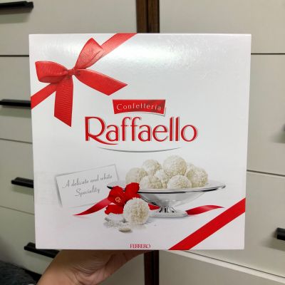 Ferrero Raffaello เฟอเรโร่ราฟาเอลโล่ ช็อกโกแลตมะพร้าวเคลือบอัลมอนด์ กล่องใหญ่ 23 ชิ้น