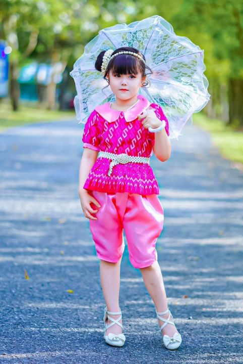 ชุดไทยเสื้อคอบัวแต่งระบายเอวโจงกระเบนผ้าตวลซาติน-ชุดไทยเด็ก-ชุดไทยเด็กผู้หญิง-ชุดไทยเด็กหญิง-ชุดไทยใส่งานบวช-ชุดไทยไปโรงเรียน-ชุดไทยอนุบาล
