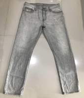 กางเกงยีนส์(มือสองแท้?%) Levi’s 501 CT  เอวป้าย 27” เอววัดจริง 33” MADE IN TURKEY (รหัสB17) ยาวทั้งตัว 37” ยาวจากเป้าถึงปลายขา 27” ปลายขากว้าง 6.5” *** สนใจสอบถามข้อมูลเพิ่มเติมได้ค่ะ***