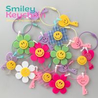 TWOHANDHII SMILEY DAISY KEYCHAIN