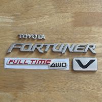 โลโก้ TOYOTA FORTUNER FULL TIME 4WD V ตัวหนังสือฝาท้าย (จำนวน 4 ชิ้น)