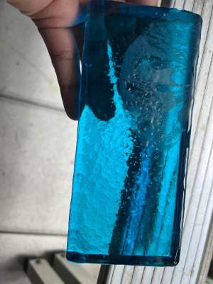 พลอย สีฟ้า TOPAZ100% LAB MADE ก้อน กระจกเจียได้ทุกชนิด แกะสลักด้วย..825 (gram กรัม )glass rough  ความยาวและ ความกว้าง 4X4 inch นิ้ว)(ความหนา 0.75 inch นิ้ว)