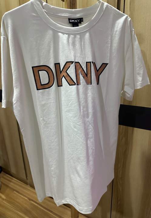 dkny-เสื้อยืด-คอกลม-แขนสั้น-สีขาว-จาก-outlet