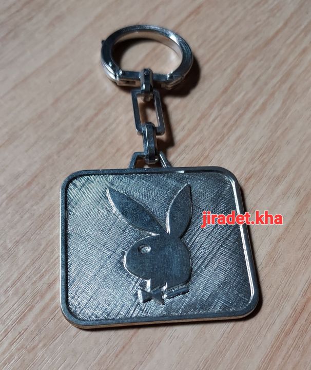 พวงกุญแจ-rabbit-สินค้าคัดจากโกดังสินค้าญี่ปุ่น-ขนาดกรอบสั่เหลี้ยม4-3-5-cm-ความยาวพวงกุญแจ-8-cm-ทำจากโลหะ