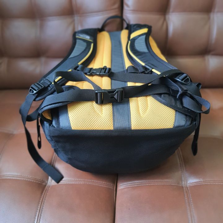 กระเป๋าเป้-the-north-face-รุ่น-hot-shot-สีเหลือง-สภาพพอใช้