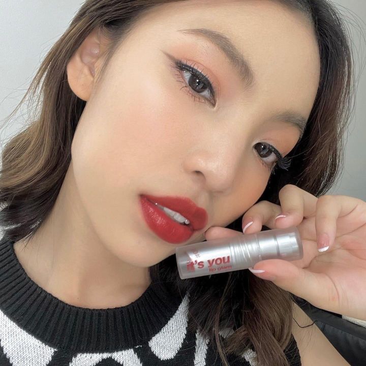 4u2-lip-glam-vol-2-ลิปบาล์มออกสี-เพิ่มความฉ่ำน่า-จุ๊บให้กับริมฝีปากของซิส-มาในแพ็กเกจเรียบง่าย-สีใสดู-มินิมอลน่ารัก