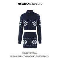 เสื้อคาร์ดิแกนแบบถักมีซิปแขนยาวแจ็คการ์ดลายดอกไม้แนววินเทจแบบใหม่ในช่วงต้นฤดูใบไม้ร่วง2023 + กางเกงขาสั้นรัดสะโพกเอวสูงชุดสองชิ้น