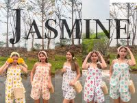 Jasmine ชุดเซ็ทเสื้อสายเดี่ยวผูกเชือกไหล่ผ่าหน้าและกางเกงขาสั้นลายดอก