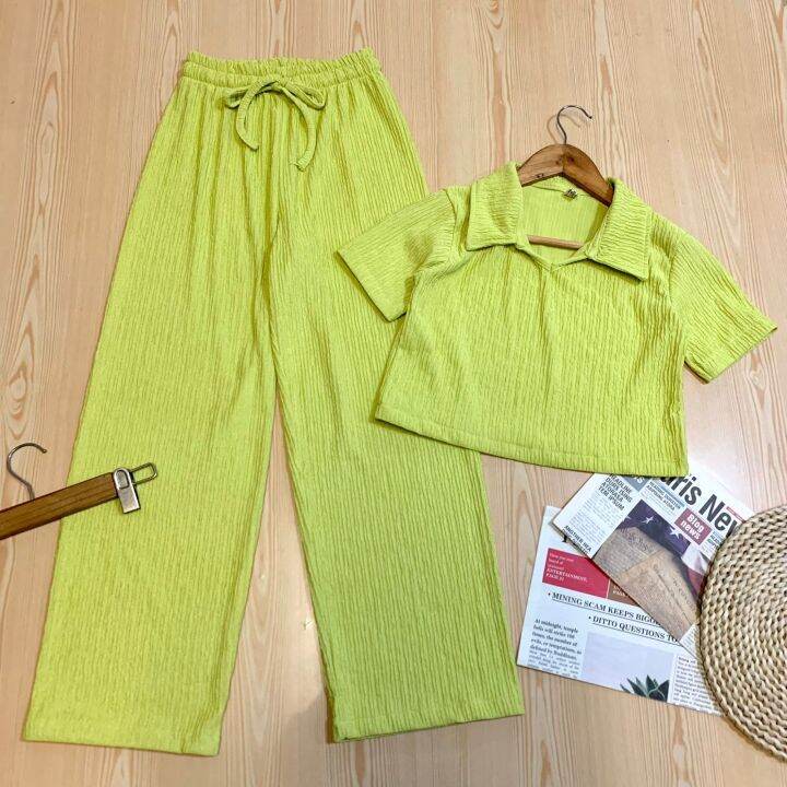 clo-ครอปปก-ขายาว-เสื้อครอปคอปกแขนสั้นมาพร้อมกางเกงขากระบอกยาวงานสีพื้นผ้าลายนูนเรียบสวยดูดี