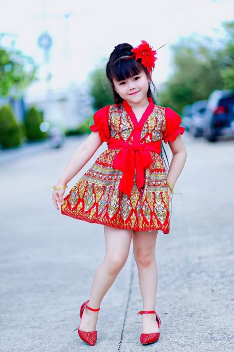 ชุดเดรสผ้าไทยพิมพ์ลายทอง-ชุดกระโปรงแขนตุ๊กตา-คอวี-ผูกโบว์ที่เอว-พิมพ์ลายทอง-ชุดเด็ก-เสื้อผ้าเด็ก-ชุดไทยเด็ก