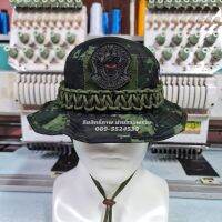 หมวกปีกสั้น SF Greenberets อาร์มพื้นเขียวปักดำ ถักสายพาราคอต