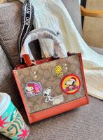 กระเป๋าโคชX PEANUTS TOTE IN CANVAS WITH SNOOPY ICE SKATE MOTIF ((CE854))✅?%Outletถ่ายจากสินค้าจริง