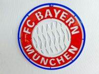 โลโก้บาเยิร์นมิวนิค BAYERN MUNCHEN ขนาดสเกล 30 * 30 เซนติเมตรเหล็กหนา 2 มิลลิเมตร น้ำหนัก 1 กิโลกรัมพ่นสี 2K สีพ่นรถยนต์ภายนอกสวยงามคงทนไม่รอดไม่รอดไม่เป็นสนิม ติดตั้งได้ทั้งภายนอกภายในอาคารบ้านเรือนทนแดดทนฝน