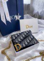 #พร้อมส่ง งานมีกล่อง  
กระเป๋า น้องจิ๋ว Dior card holder รุ่นฮิต 
ที่ DIY จากกระเป๋าตังกลายเป็นสะพายข้างงงงใบจิ๋ว
รุ่นจริงของน้องคือ Dior saddle card holder
รุ่นนี้ฮิตมานานนน กลุ่มป้ายยาเอากระเป๋าตังมาทำเป็น
ครอสบอดี้จิ๋วโดยการ DIY เอาสายสะพายยาวมาใส่